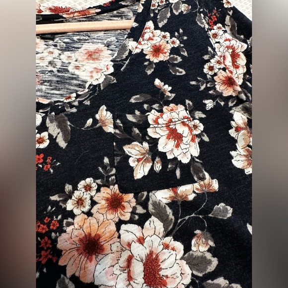 Floral tee shirt with pocket. - Picture 3 of 6